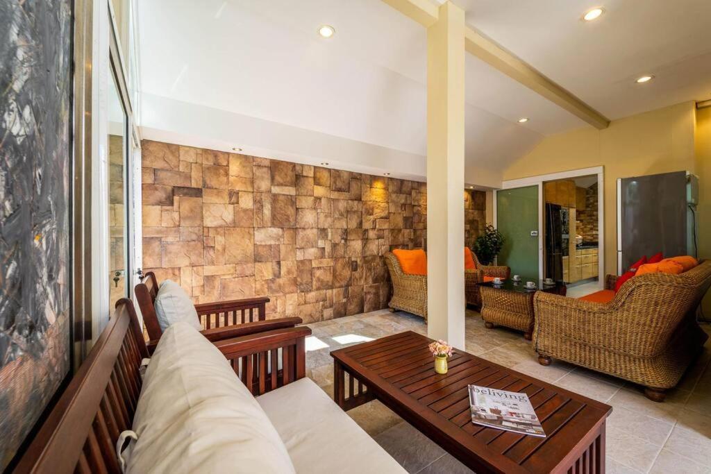 3 Bedroom Pool In Great Location Stv Villaer