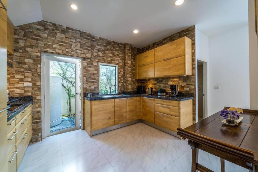 3 Bedroom Pool In Great Location Stv * HHQ