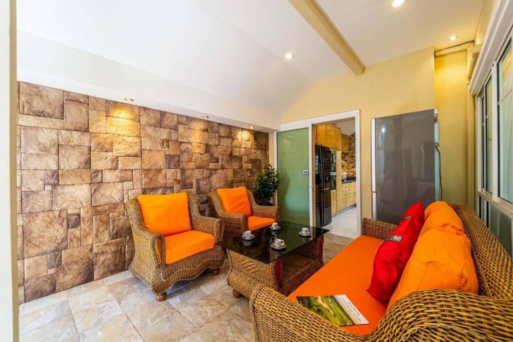 3 Bedroom Pool In Great Location Stv * HHQ